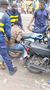 Kinshasa : Un motocycliste meurt électrocuté après une altercation avec des agents des transports à Kasa-Vubu